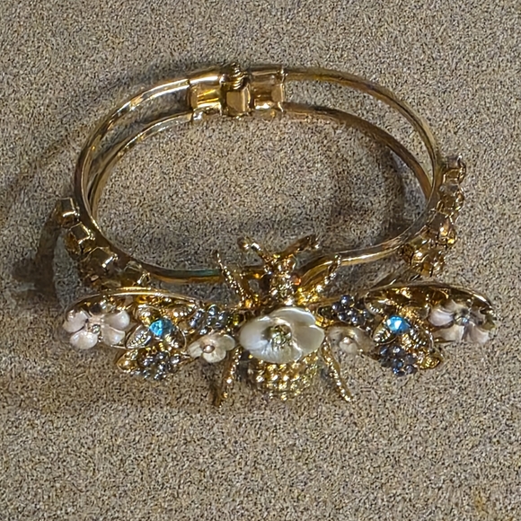 Betsey Johnson Gold Tone Crystal Bee Flower Hinged Bangle Bracelet - Picture 3 of 5
